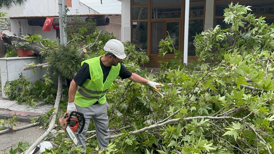 Manisa Turgutlu’da Şiddetli Rüzgâr Hayatı Felç Etti3