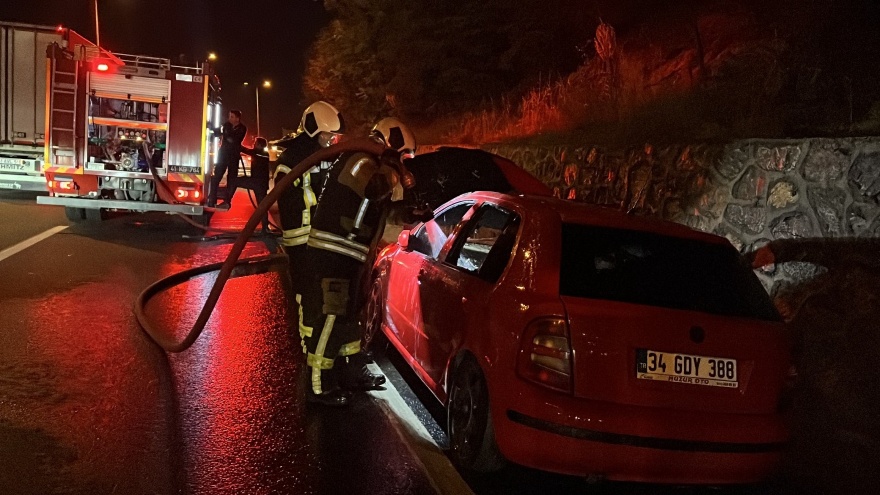 Gebze'de Seyir Halindeki Otomobil Alev Alev Yandı3