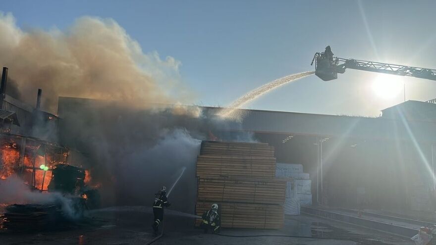 Kocaeli’de Kereste Yangını Depoda Hasar Yarattı2