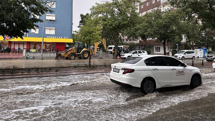 Konya’da Yoğun Sağanak Trafiği Aksattı2