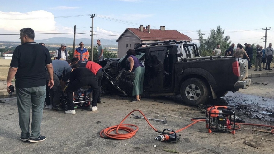 Uşak’ta Karşı Şeride Geçen Kamyonet Can Aldı2
