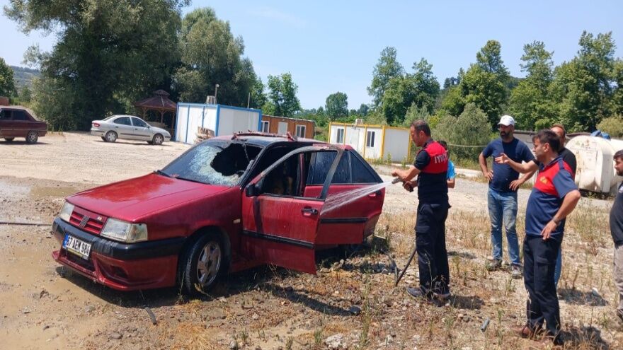 Zonguldak’ta Park Halindeki Araç Yangını İş Makinesiyle Söndürüldü2-1