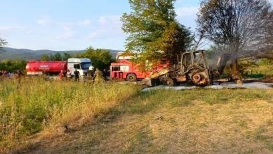 Bursa İnegöl’de Çıkan Yangın, İş Makinesini Küle Çevirdi 2