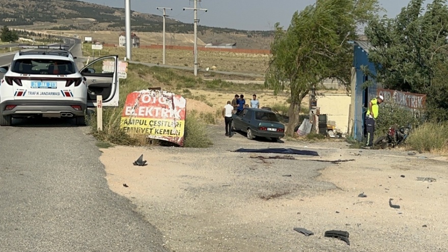 Eskişehir’de Otomobil Motosiklete Çarptı 1 Ölü 3