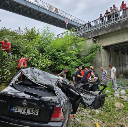 Rize’de Otomobil Dereye Düştü 1 Ölü, 8 Yaralı 4