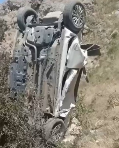 Sivas'ta Korkunç Kaza Greyder Otomobili Uçurumdan Sürükledi 3
