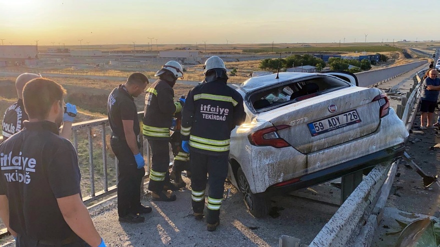 Tekirdağ’da Kamyona Çarpan Otomobil Bariyerlere Savruldu 2 (1)