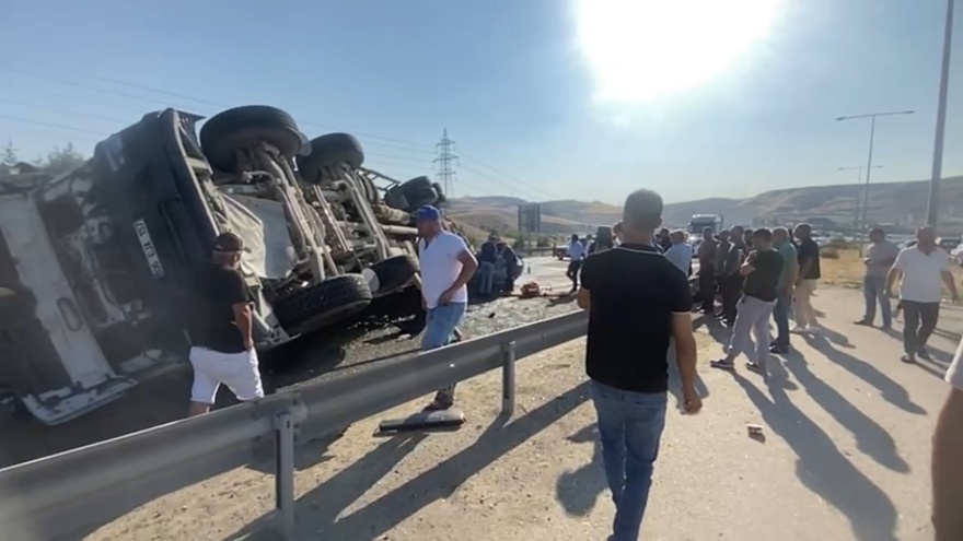 Ankara’da Korkutan Kaza Beton Mikseri Otomobilin Üstüne Düştü