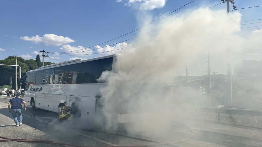 Manisa Kula’da Seyir Halindeki Otobüsün Motorunda Yangın Çıktı2