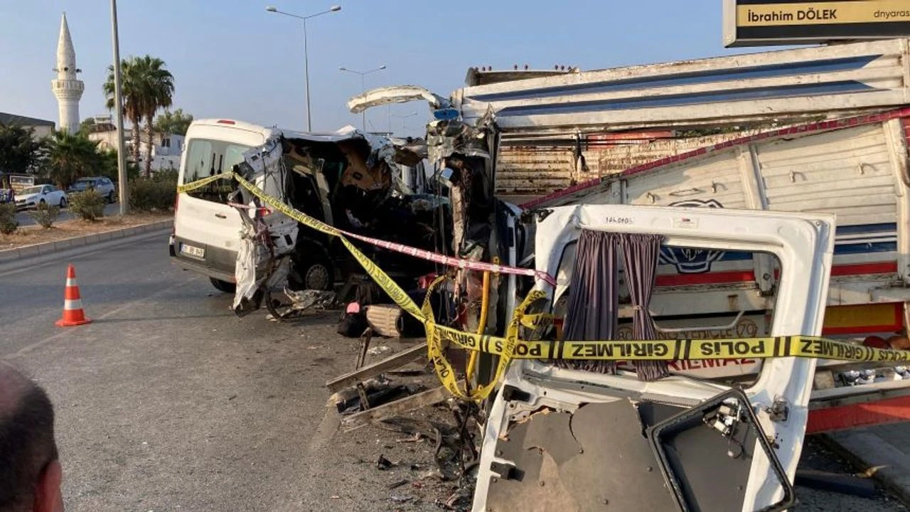 Minibüs Tıra Çarptı 1