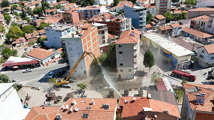 Sındırgıda Yıkım Devam Ediyor 1
