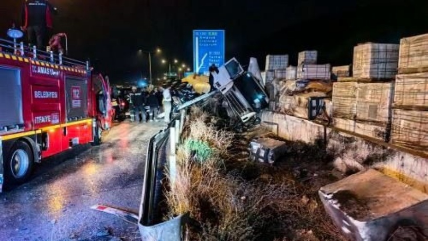 Amasya’da Yağışlı Hava Tankeri Devirdi 1 Yaralı2