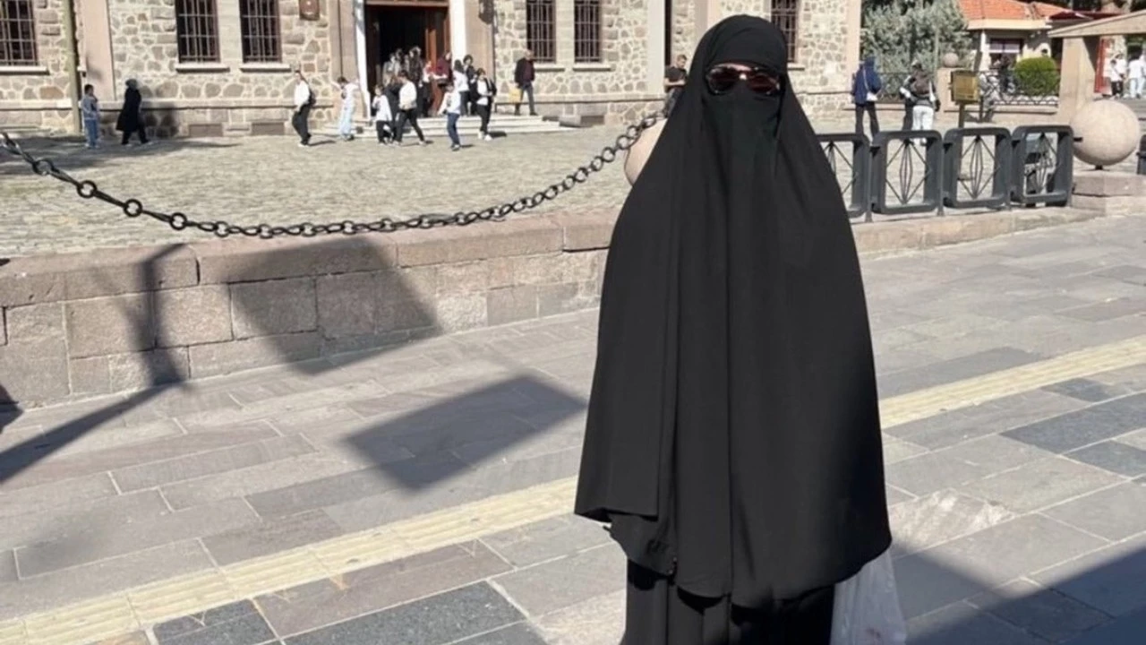 Ankara'da Çarşafla Dolaşan Adam Kim, Adı Ne? Çarşafı Neden Giymiş?-2