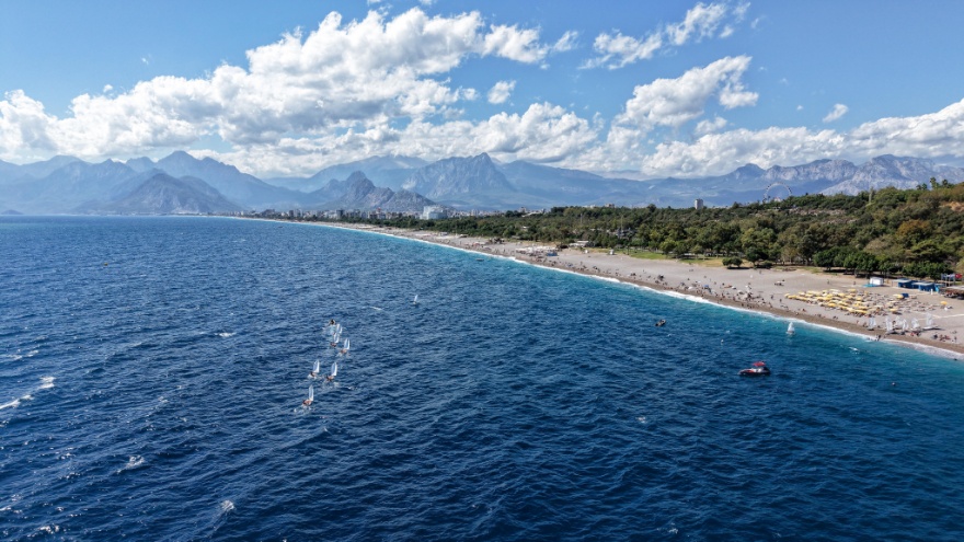Antalya’da Güneş Yüzünü Gösterdi, Sahiller Doldu2