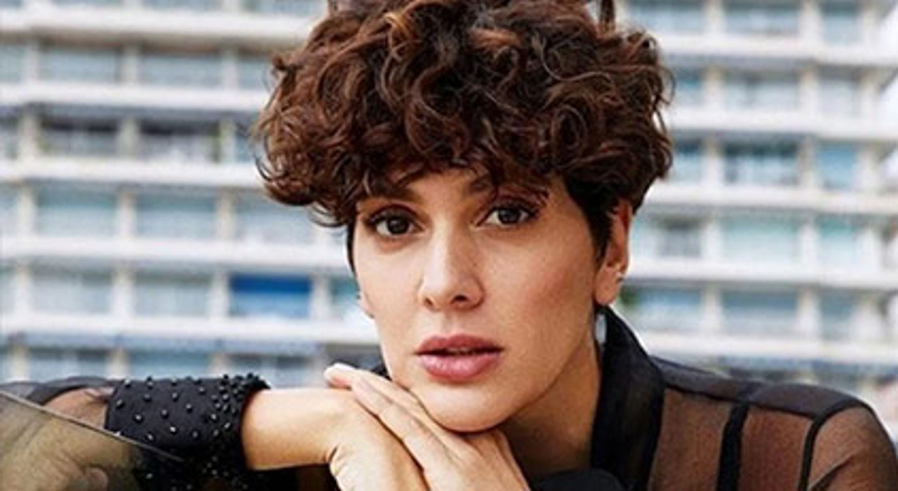 Bergüzar Korel Takipçilerini Lise Yıllarına Götürdü!-2