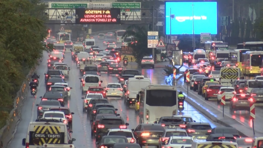 İstanbul’da Yağmur Trafiği Felç Etti Yoğunluk Yüzde 80’I Aştı3