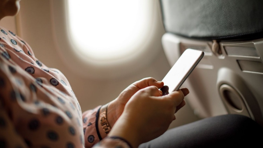 Uçakta Cep Telefonu Kullanmak Zararlı Mıdır
