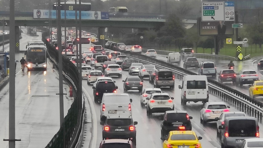 İstanbul’da Sabah Trafiği Yağmurla Tıkandı3