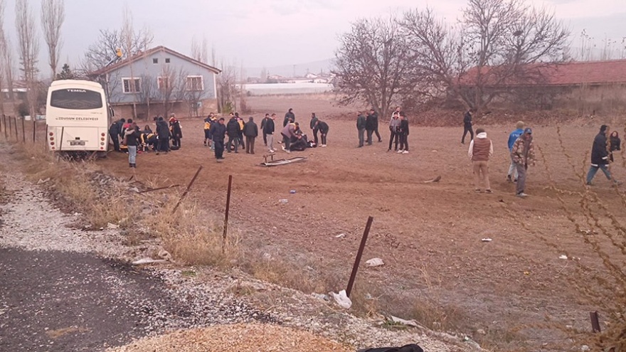 Afyonkarahisar’da Öğrenci Servisi Kaza Yaptı 14 Yaralı2