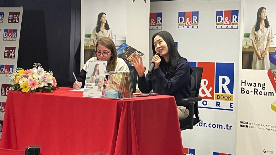 Güney Koreli Yazar Hwang Bo Reum, D&R’da Okurlarıyla Buluştu3