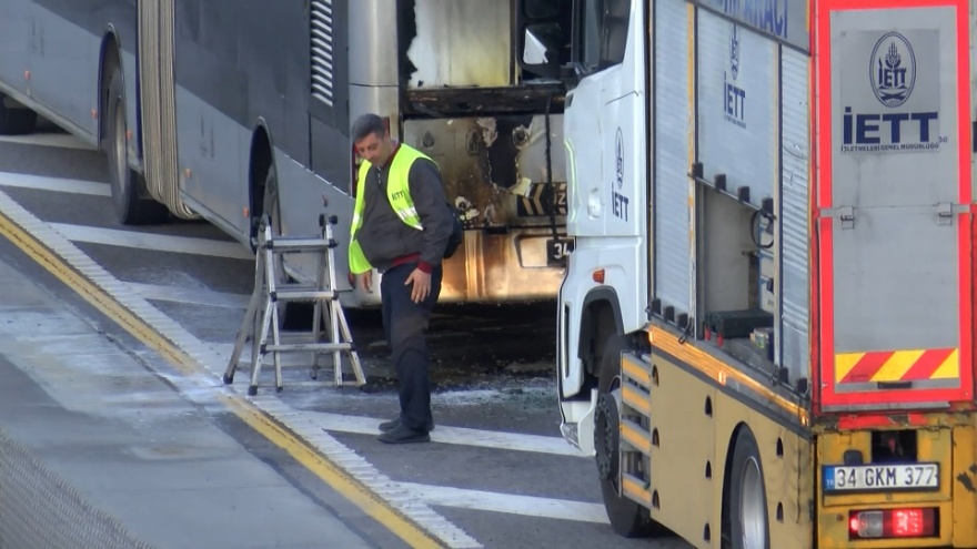 İstanbul Küçükçekmece’de Metrobüsün Motoru Alev Aldı