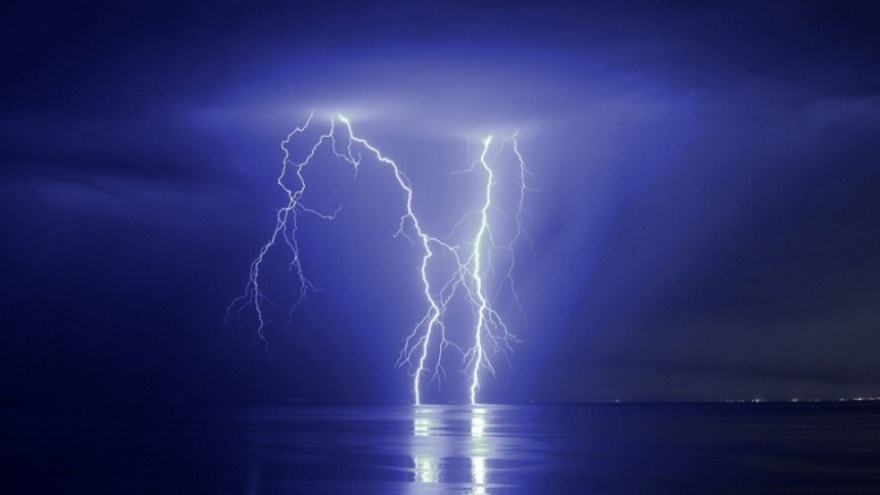 Rüyada Yıldırım Görmek, Eve Yıldırım Düşmesi, Kişiye İsabet Etmesi Ve Yıldırımdan Kurtulmak Ne Anlama Gelir