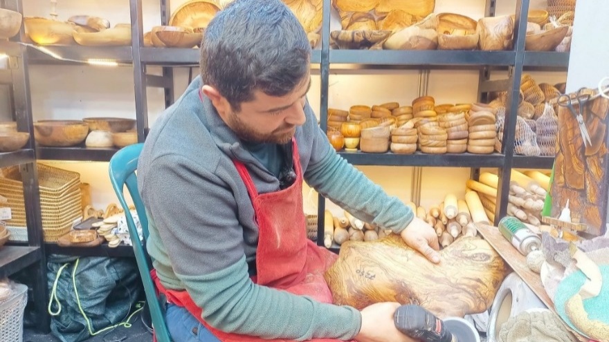 Ahşapla Uğraşan Adam