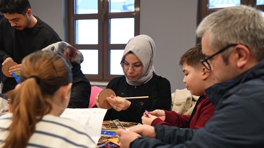 Aileleriyle Bilim Çalışması Yapan Çocuklar