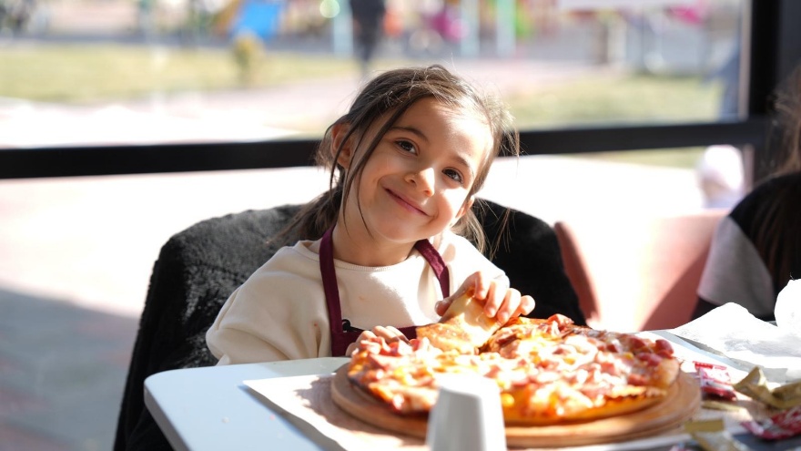 Pizza Yiyen Çocuk