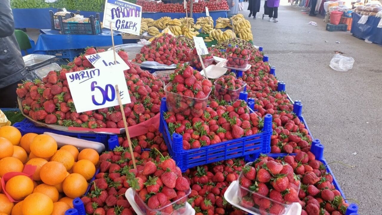Karapürçek Semt Pazarı Çilek