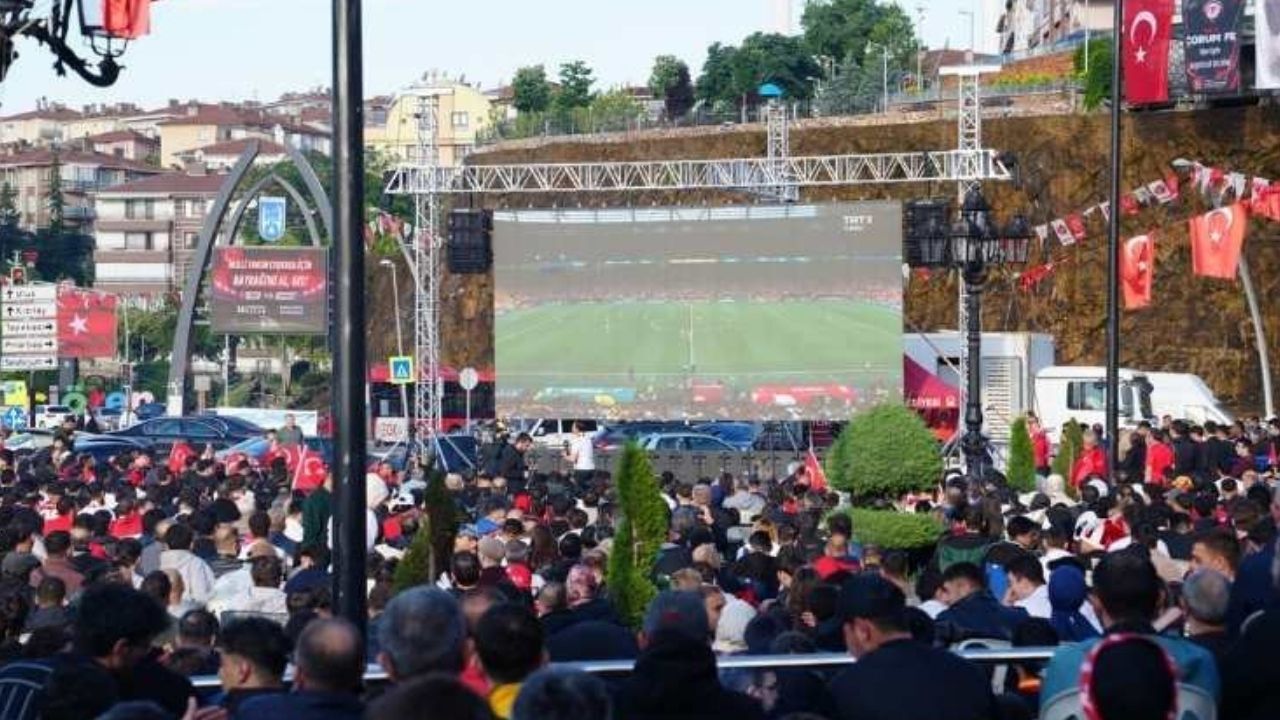 Keçiörenliler, Milli Maç için Kalaba Kent Meydanı'nda Buluştu