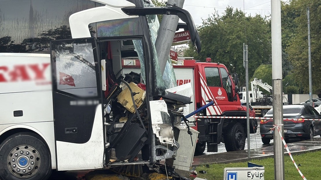 İstanbul'da Yağmur Kazaya Neden Oldu: Otobüs ve Otomobil Çarpıştı, 2'si Ağır 30 Yaralı