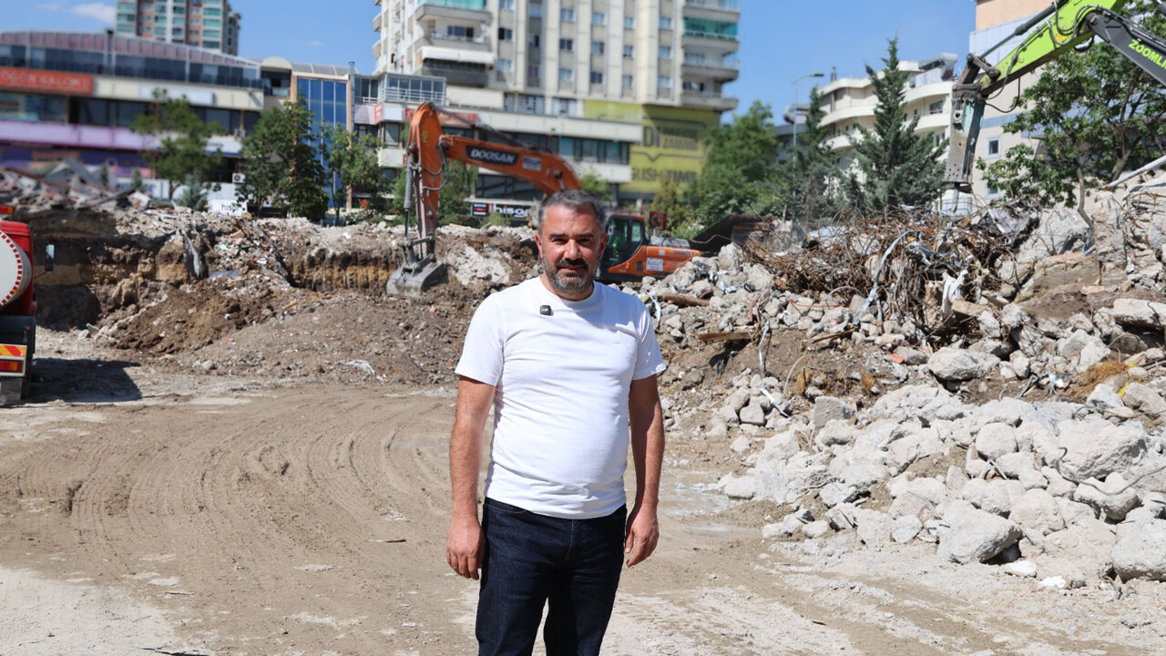 Pursaklar’da Vatandaş İstedi, Eski Belediye Binası Meydan ve Otopark Oluyor