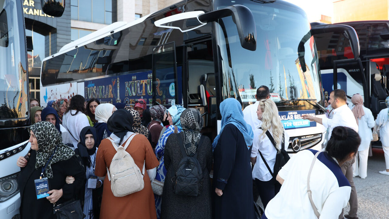 Pursaklar’da Ev Hanımları için Kültür Turları Başladı: İlk Kafile Yola Çıktı