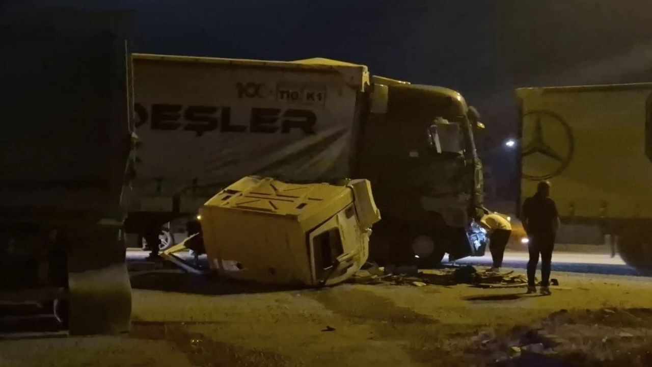 Sincan'da Hafriyat Kamyonu Tıra Çarptı: 1 Yaralı
