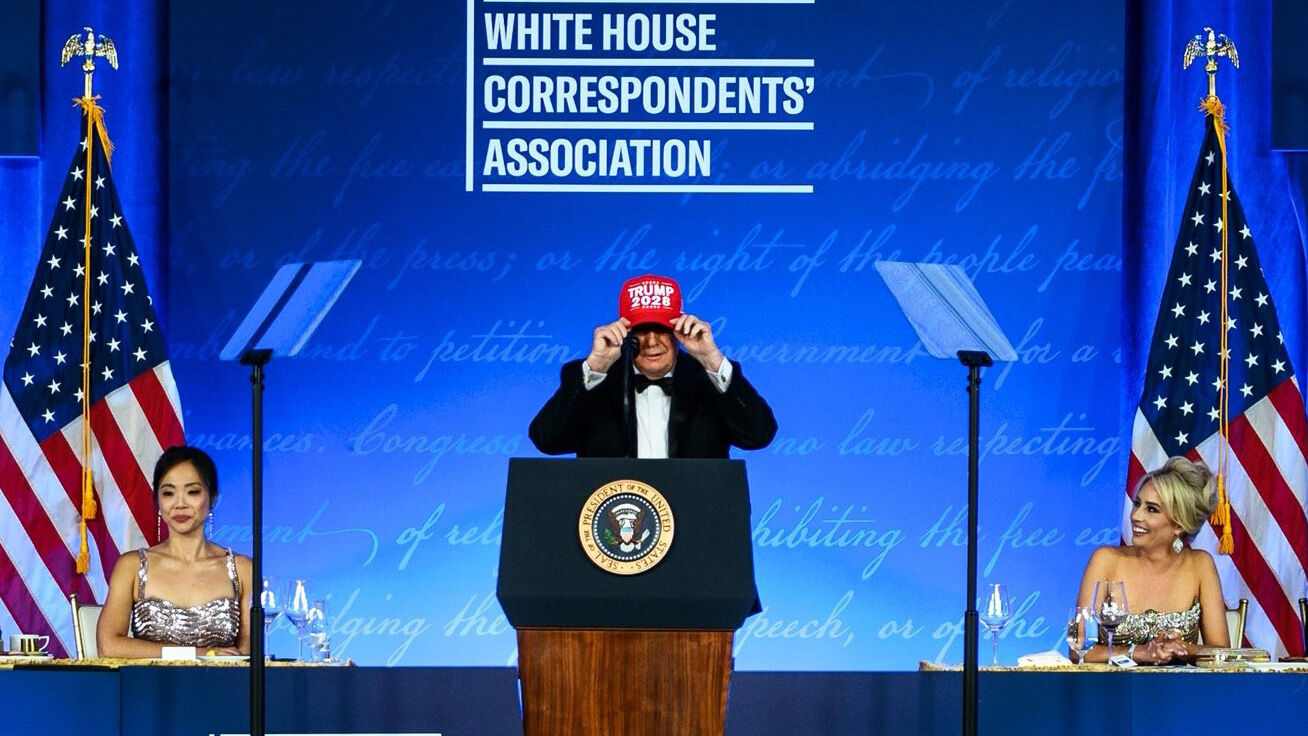 Trump 2028 Başkanlığı için Kırmızı Şapkayı Takıp Yeniden Adaylık Çıkışı Yaptı
