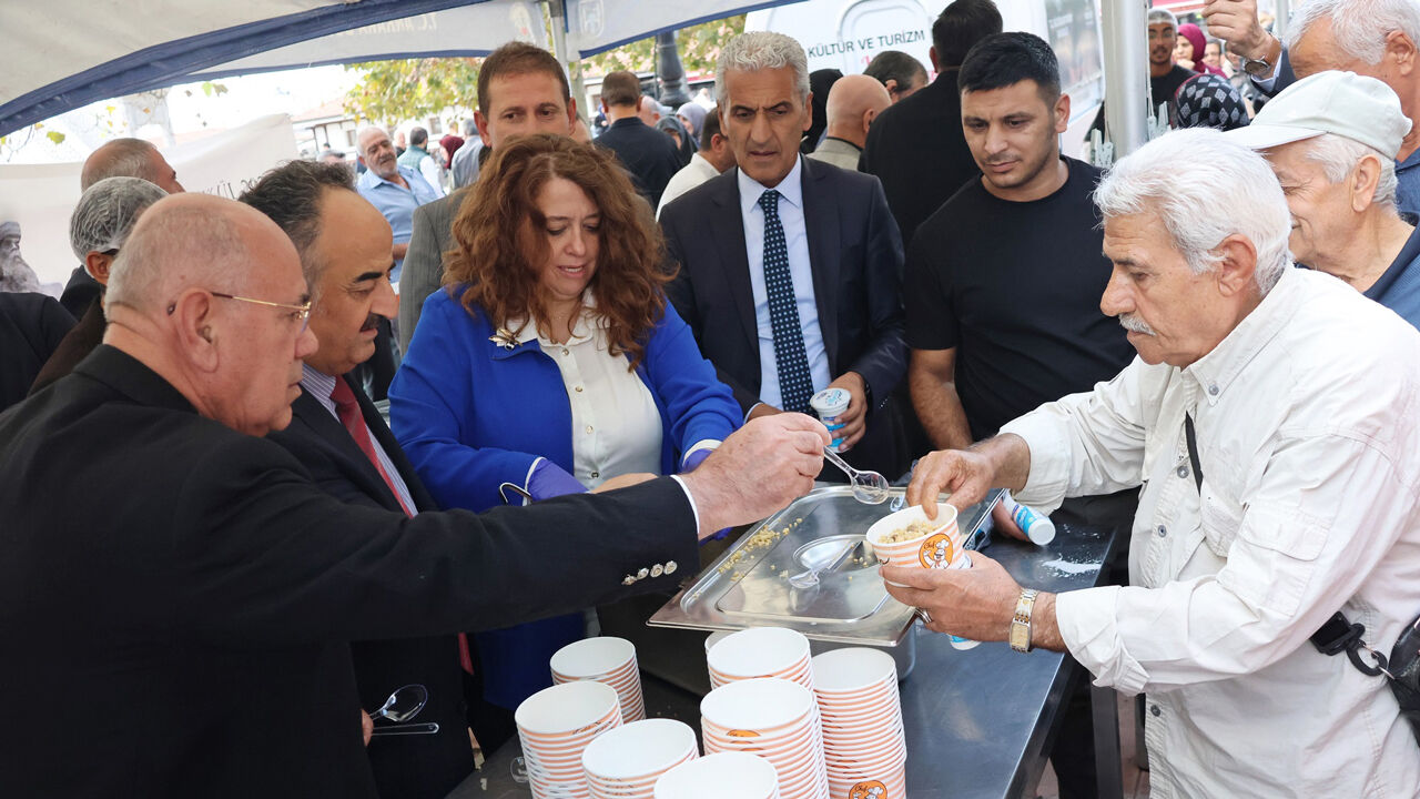 Ankara’da Ahilik Haftası Kapanışı: Hacı Bayram Veli Avlusunda Ahi Pilavı Dağıtıldı