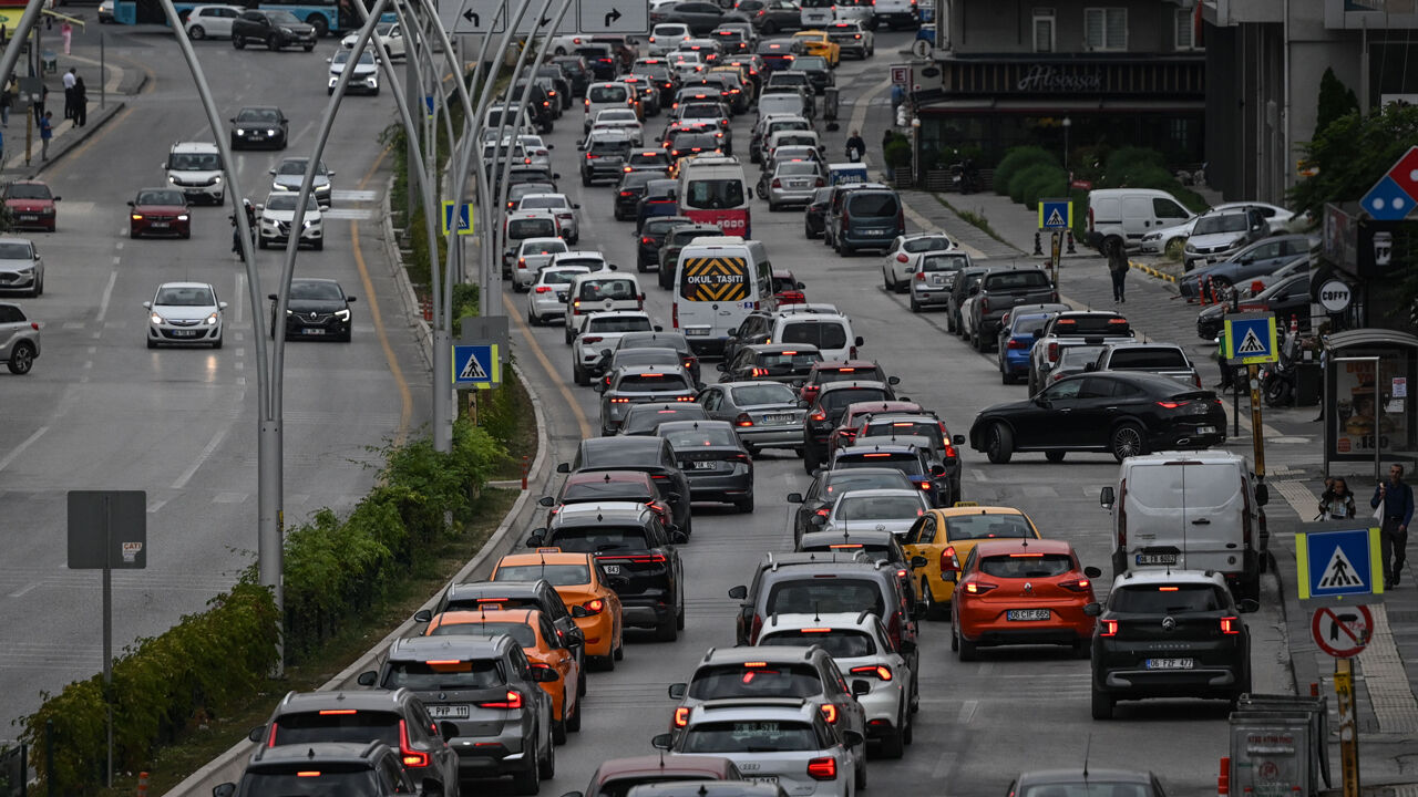 Ankara’da Ders Zili Çaldı, Trafik Kilitlendi: İlk Mesai Gününde Ana Arterler Tıkandı