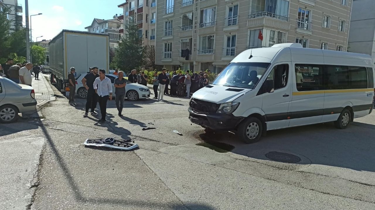 Kahramankazan'da İki Araç Birbirine Girdi: 1 Yaralı