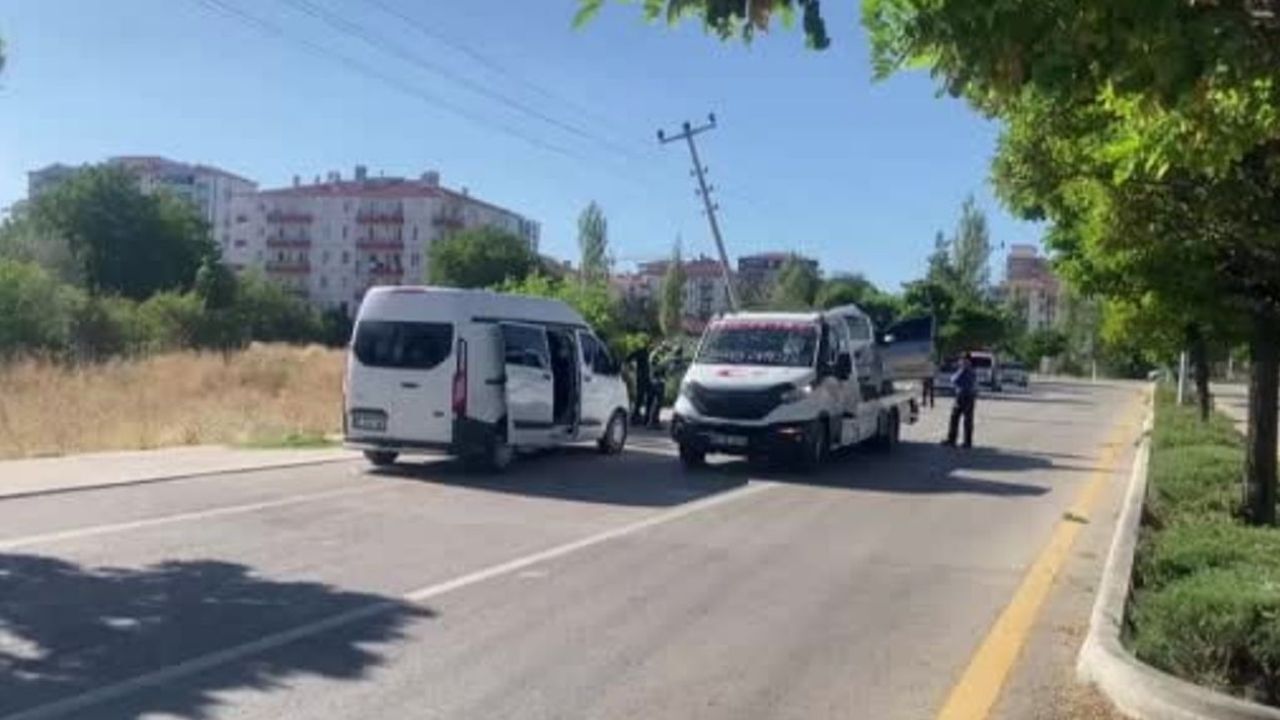 Kahramankazan’da Elektrik Direğine Çarpan Araç Devrildi: 2 Yaralı