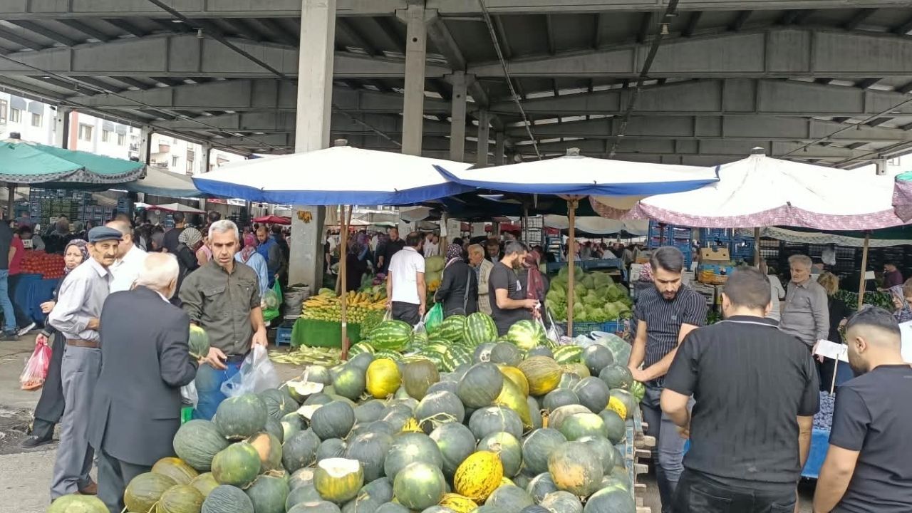 Karapürçek Semt Pazarı'nda Sonbahar Etiketleri Mutfak Bütçesini Zorladı