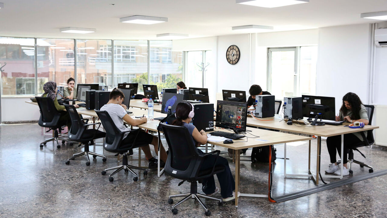 Kızılay'daki 100. Yıl Gençlik Kütüphanesi Yenilendi: Tüm Eserler Tek Katta Toplandı