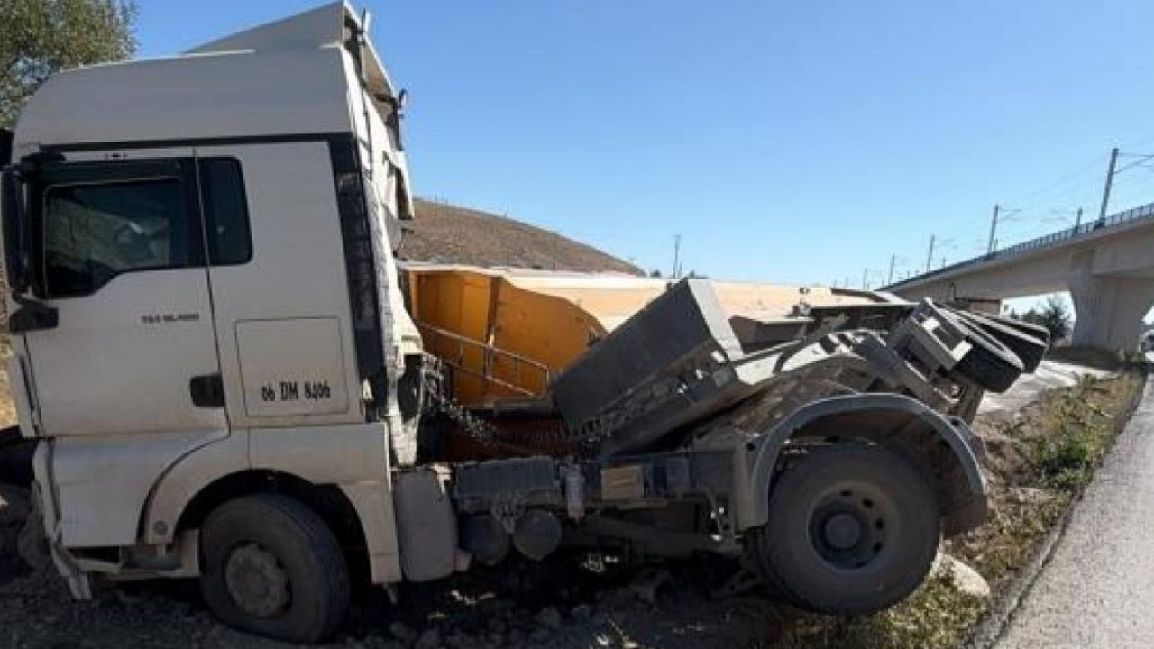 Mamak'ta Kontrolden Çıkan Tır Yol Kenarına Devrildi