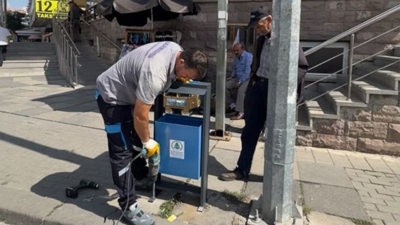 Pursaklar’a Yeni Nesil Çöp Kutuları Yerleştiriliyor