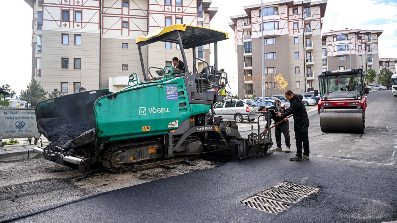 Altındağ’da Asfalt Sezonu Sürüyor: Sezonluk Serim 75 Bin Tonu Aştı