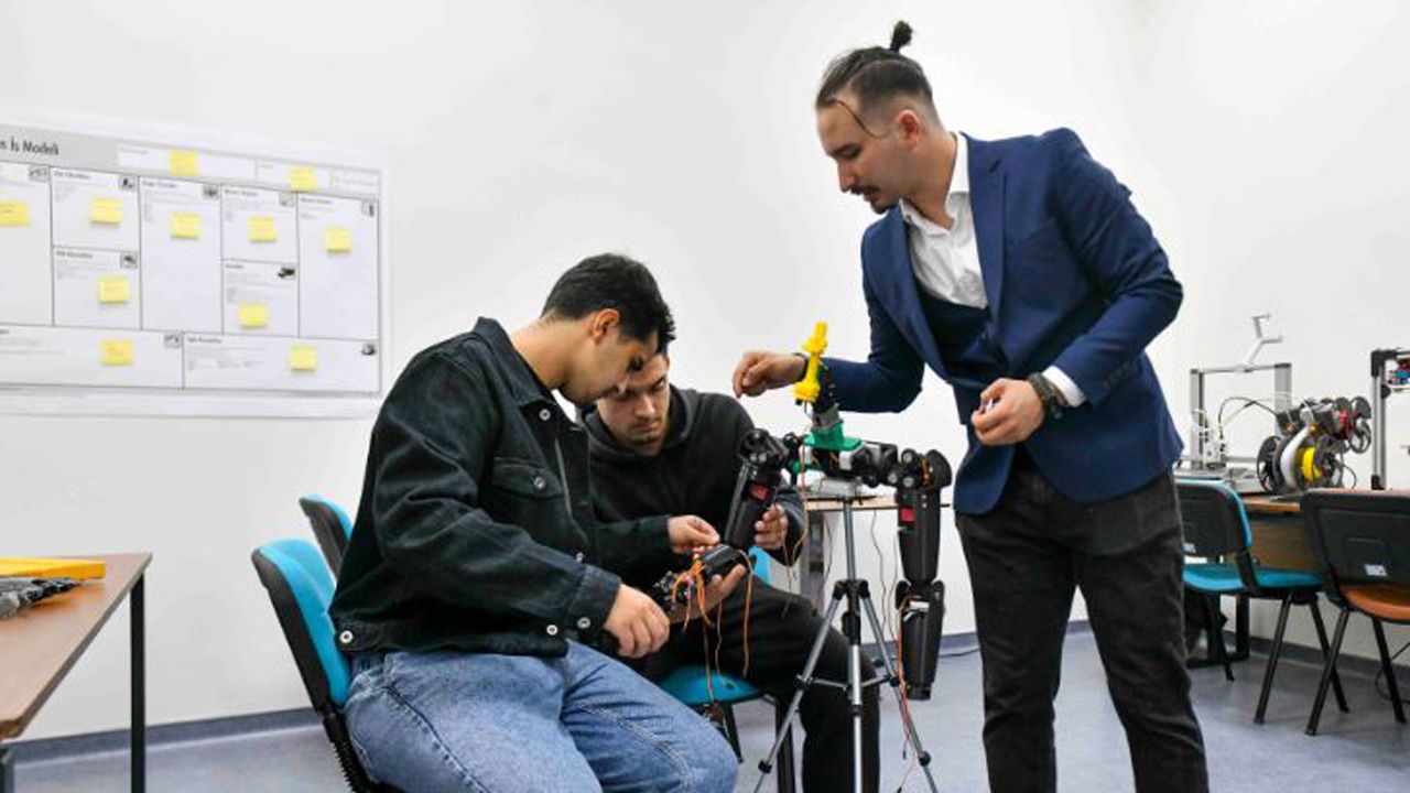 Ankara’da Gençlere Ücretsiz Robotik Eğitimi: Meteoroloji İstasyonu’nda Atölye Açıldı