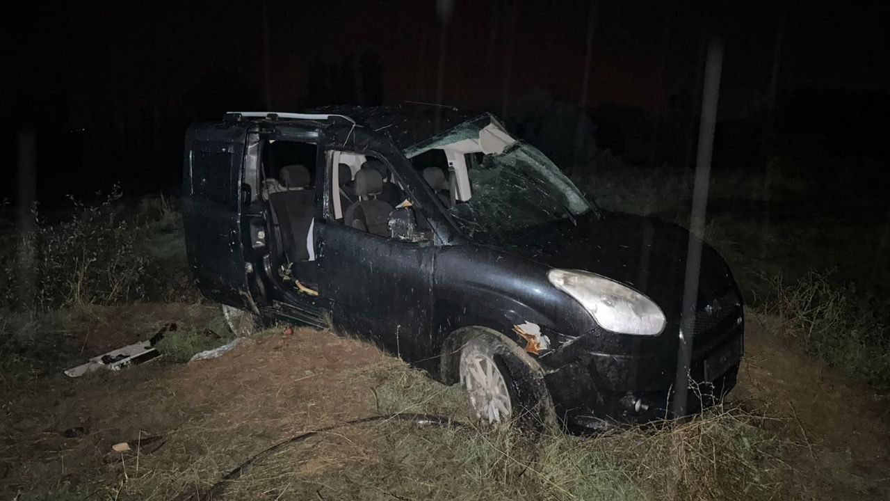 Kaman-Ankara Kara Yolunda Hafif Ticari Araç Yol Kenarındaki Araziye Düştü